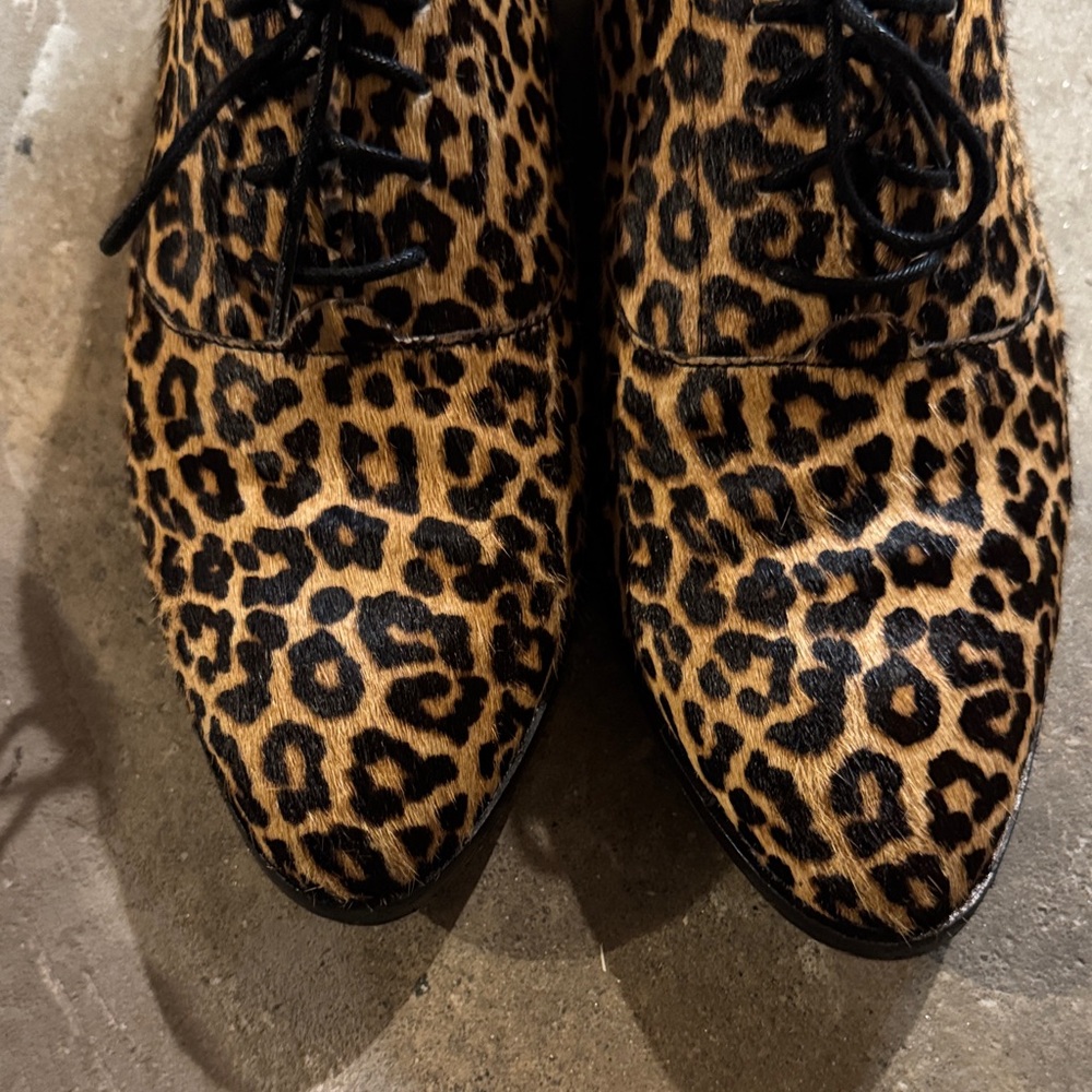 🦄🦄 COLE HAAN Leopard Print Lace-Up Flats - Picture 3 of 8